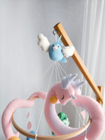 Dettaglio giostrina culla Pokémon con drago Dragonair rosa e Swablu azzurro in feltro fatto a mano, regalo nascita bimbo