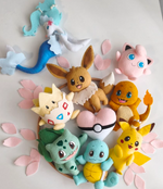 Giostrina neonato Pokémon in feltro fatta a mano con Pikachu, Bulbasaur, Charmander, Squirtle e Primarina.