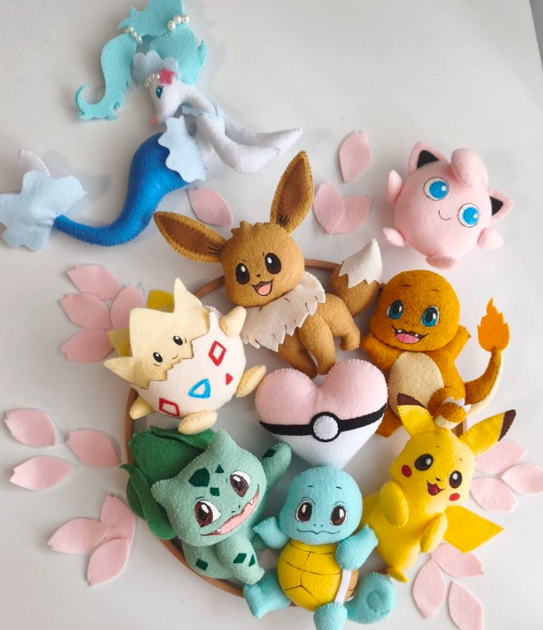 Giostrina neonato Pokémon in feltro fatta a mano con Pikachu, Bulbasaur, Charmander, Squirtle e Primarina.