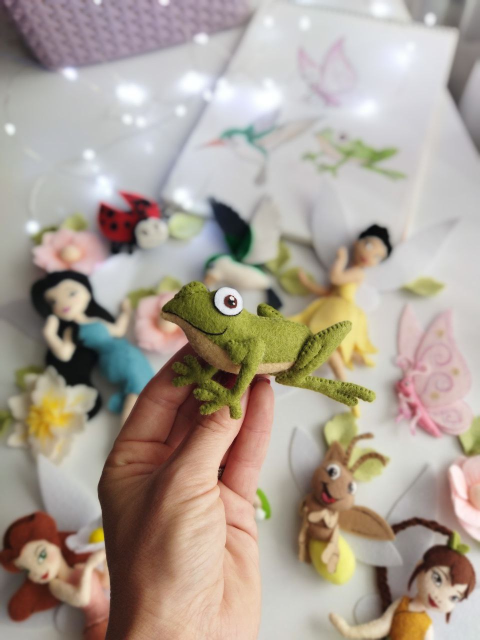 Mobile lettino legno con fiori del bosco e rana in feltro, regalo nascita artigianale per la culla della bambina