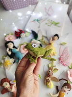 Mobile lettino legno con fiori del bosco e rana in feltro, regalo nascita artigianale per la culla della bambina
