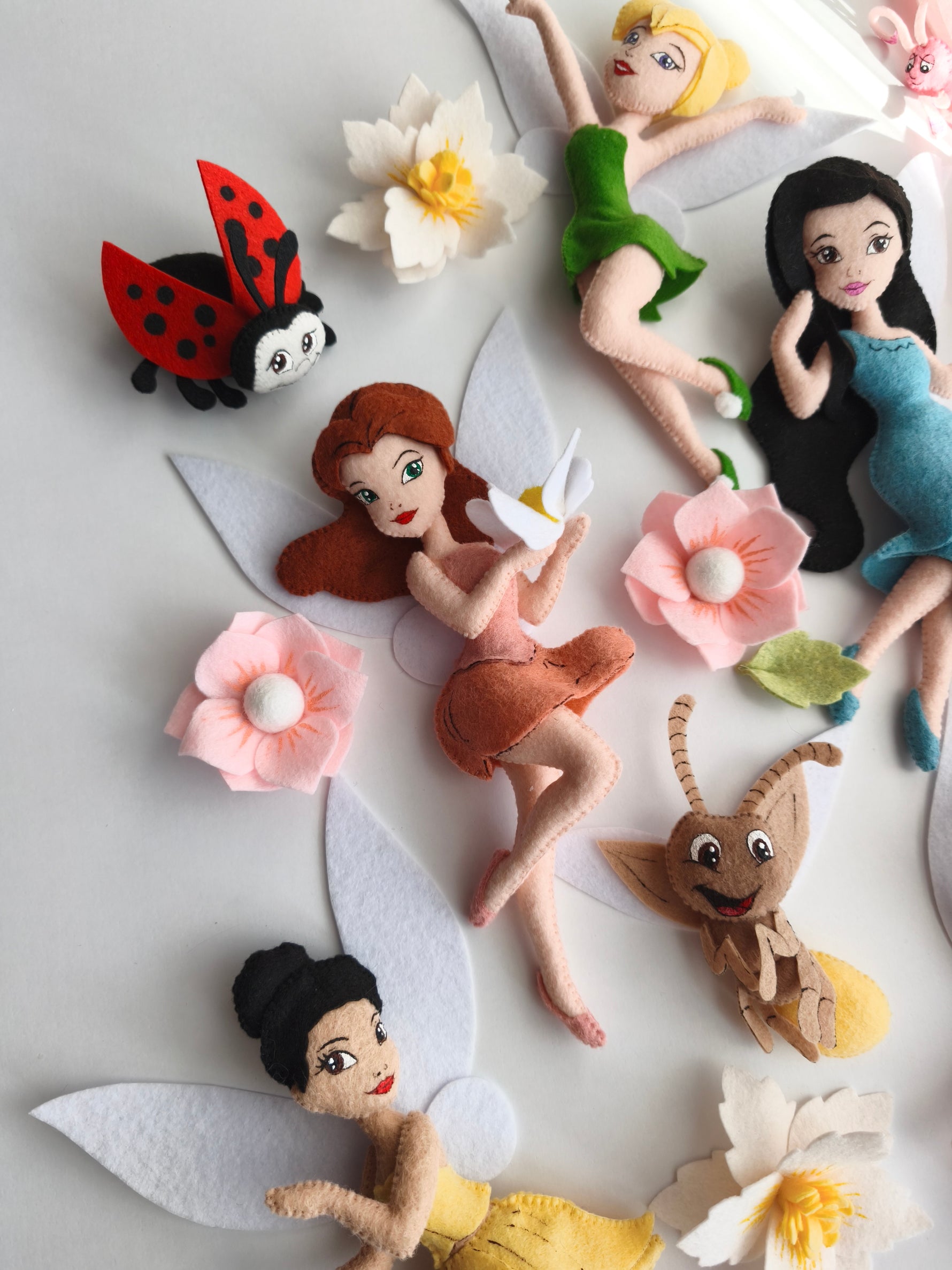 Elementi in feltro per giostrina culla Trilli con fata Rosetta, coccinella, lucciola e fiori, regalo nascita neonata