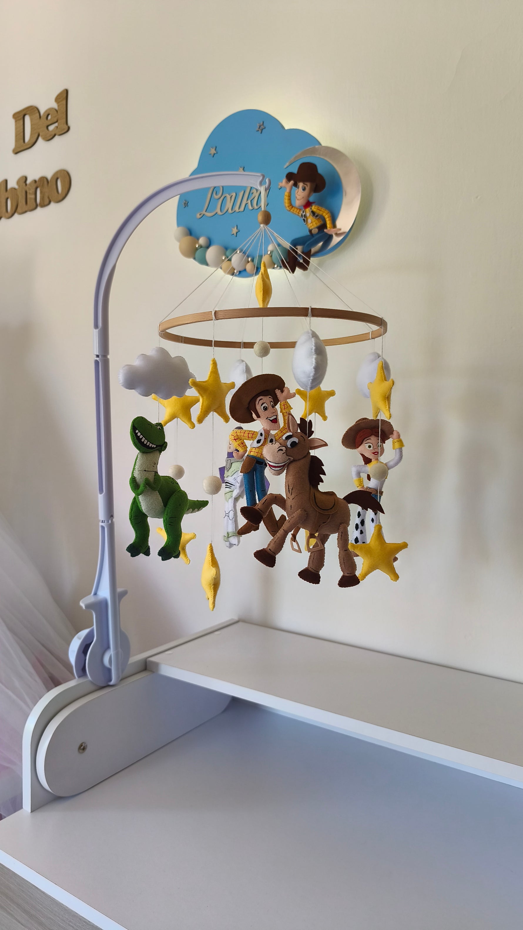 Giostrina Toy Story in feltro con cavallo Bullseye, Woody, Jessie, dinosauro Rex e targa nome Louka azzurra