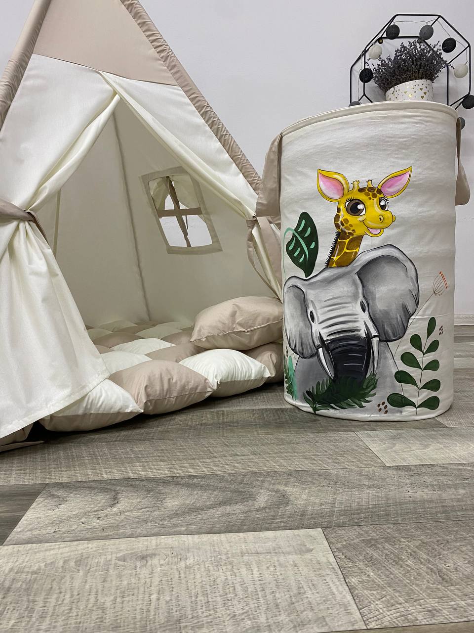 Tenda da gioco a forma di teepee per bambini, tessuto beige con illustrazioni dipinte a mano di animali della savana come leoni, elefanti, giraffe e zebre