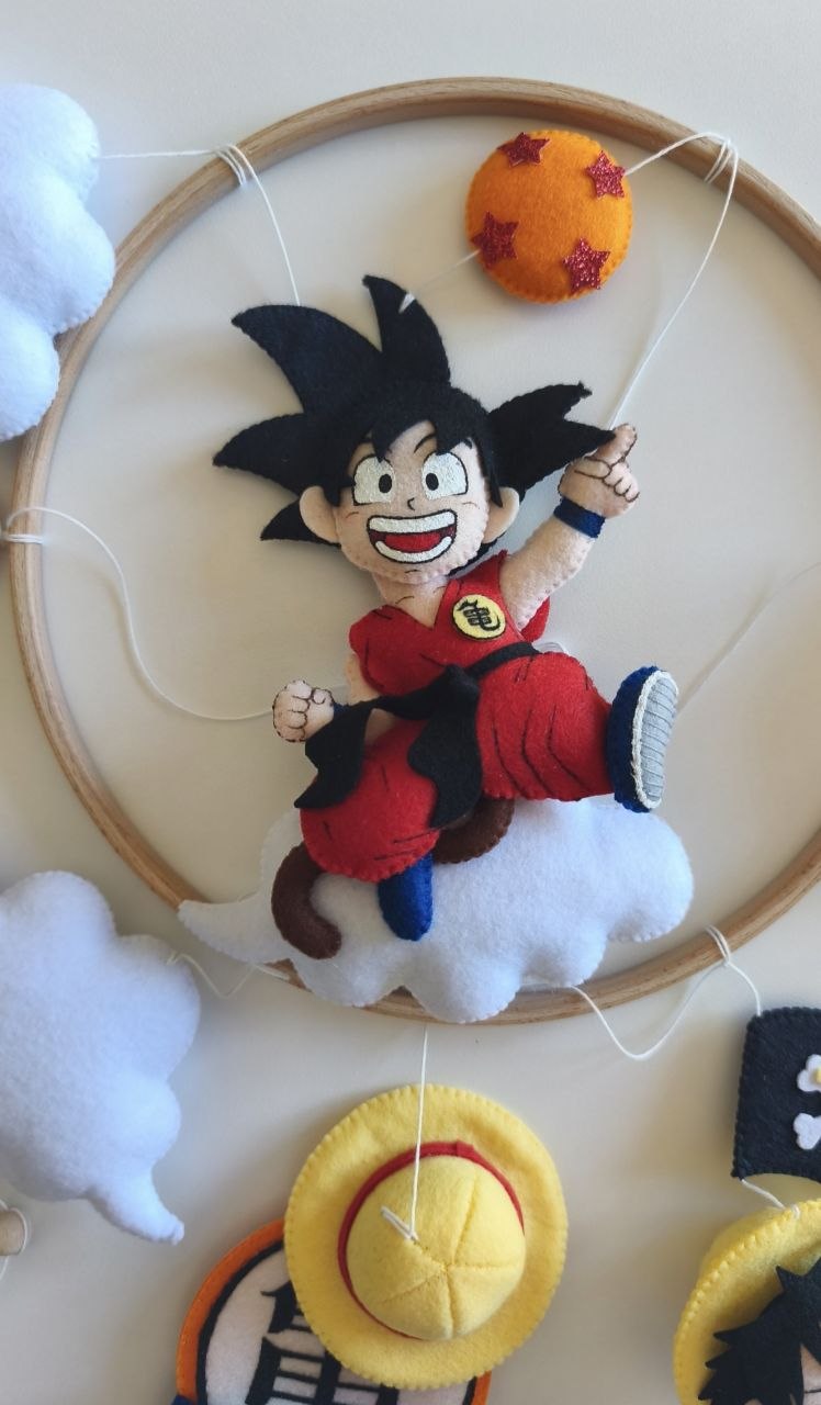 Goku in feltro sulla nuvola con la sfera del drago, dettaglio della giostrina musicale culla