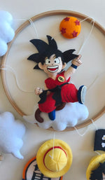 Goku in feltro sulla nuvola con la sfera del drago, dettaglio della giostrina musicale culla