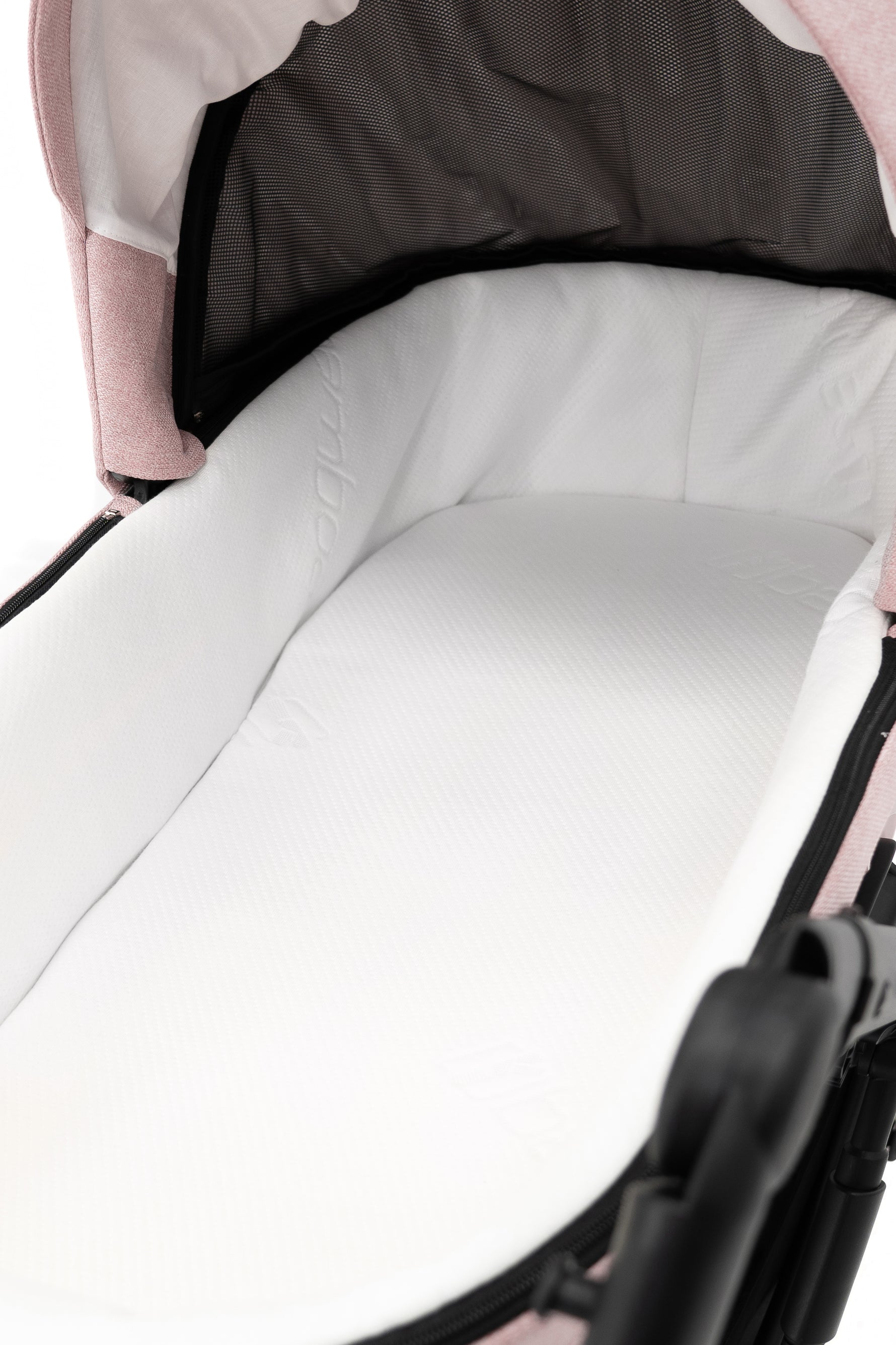 Interno della navicella Kunert Ivento con morbido rivestimento in cotone bianco, materassino e rete per la ventilazione.
