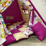 Interno tenda teepee bambini con materassino imbottito a quadri beige e fucsia e cuscino decorativo
