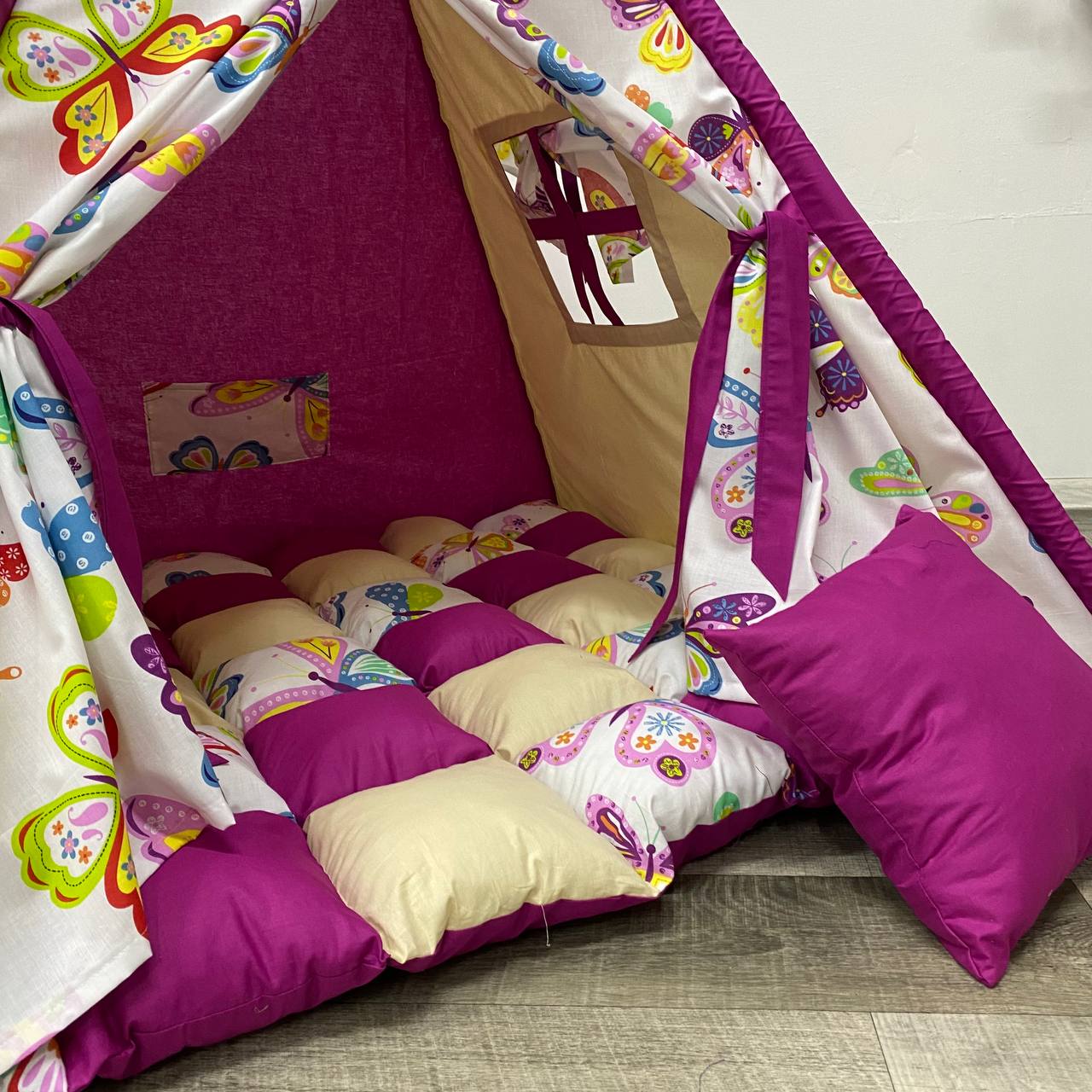 Interno tenda teepee bambini con materassino imbottito a quadri beige e fucsia e cuscino decorativo