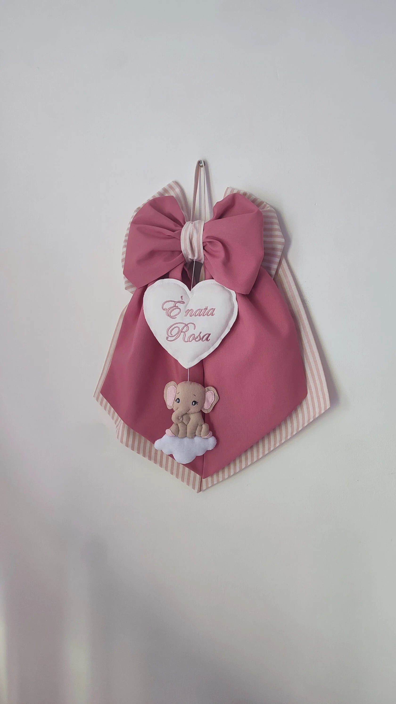Fiocco nascita personalizzato bimba in cotone rosa antico e righe bianche con cuore ricamato ed elefantina in feltro su nuvoletta