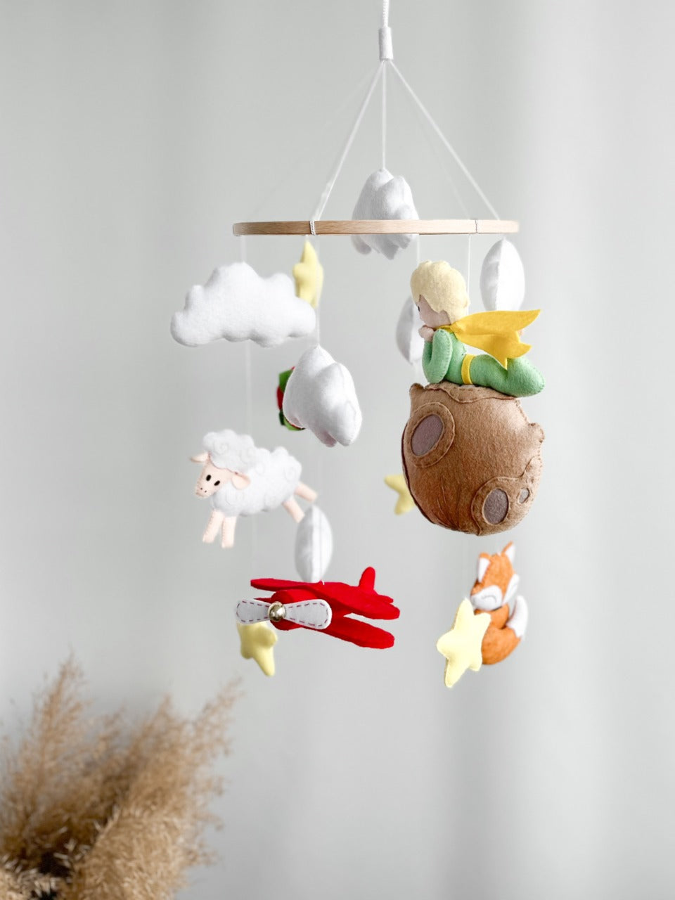 Giostrina neonato Piccolo Principe fatta a mano in feltro e legno, tema spazio con stelle e nuvole, regalo nascita unico.