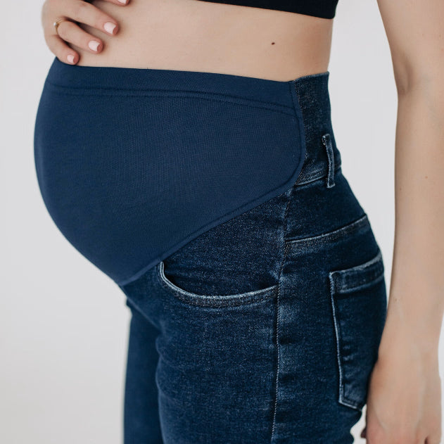 Jeans maternità blu scuro con schiena alta in denim che sostiene la zona lombare durante la gravidanza