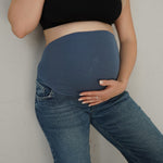 Jeans maternità boyfriend blu con schiena alta in denim per un sostegno delicato della zona lombare