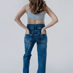 Jeans maternità in denim blu con schiena alta che dona un sostegno delicato alla zona lombare in gravidanza