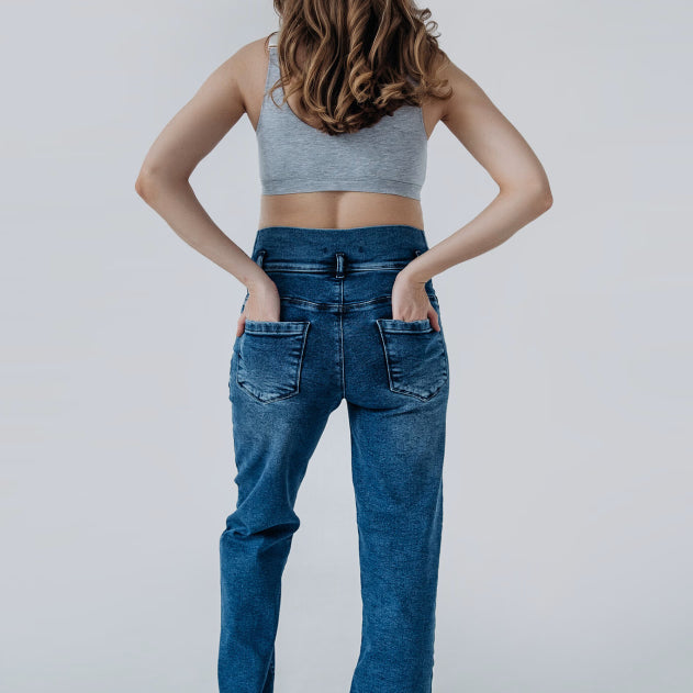 Jeans maternità in denim blu con schiena alta che dona un sostegno delicato alla zona lombare in gravidanza