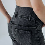 Jeans maternità grigio scuro con schiena alta in denim per un sostegno delicato della zona lombare