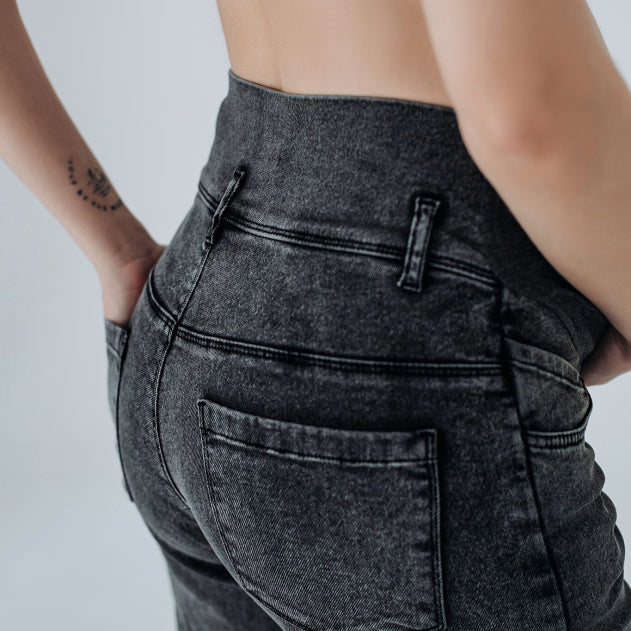 Jeans maternità grigio scuro con schiena alta in denim per un sostegno delicato della zona lombare