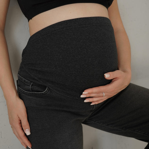 Jeans maternità neri con fascia regolabile sul davanti, vestibilità dritta e pratica per l'uso quotidiano