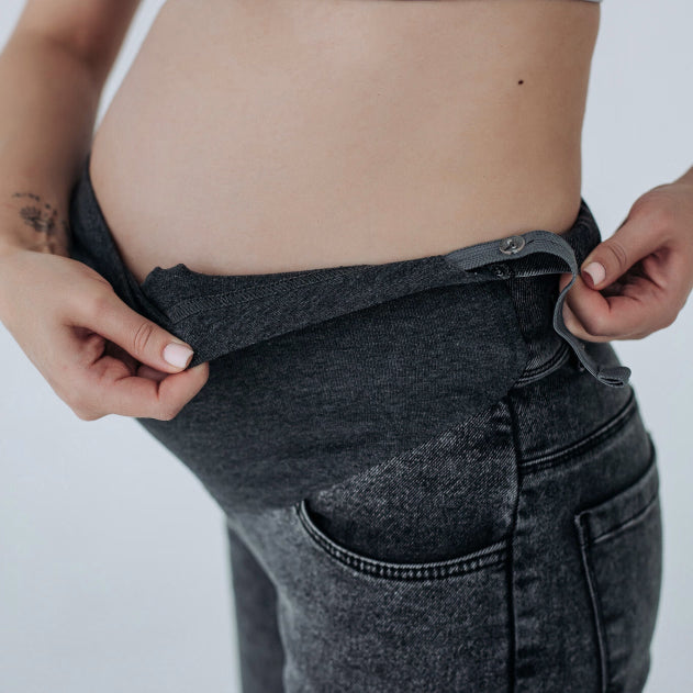Jeans premaman color antracite con fascia regolabile sul davanti, comodi e pratici da indossare ogni giorno