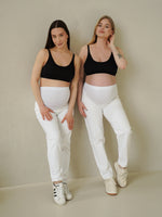Due future mamme con jeans premaman bianchi boyfriend