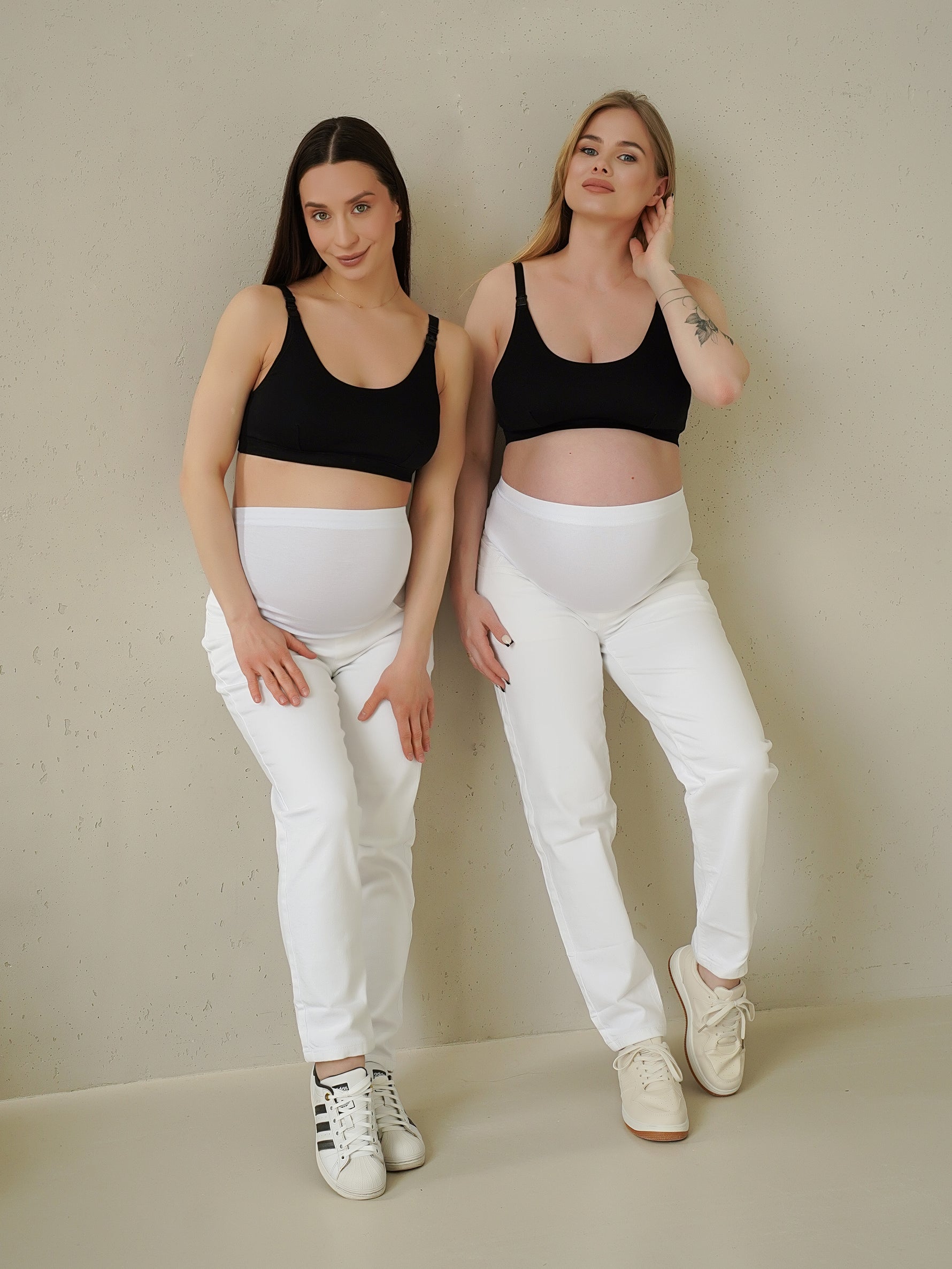 Due future mamme con jeans premaman bianchi boyfriend