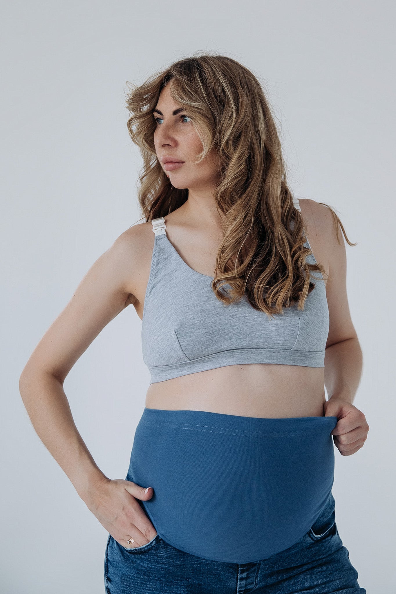 Jeans premaman blu Simple&Basic con fascia vita alta comoda, indossati durante la gravidanza