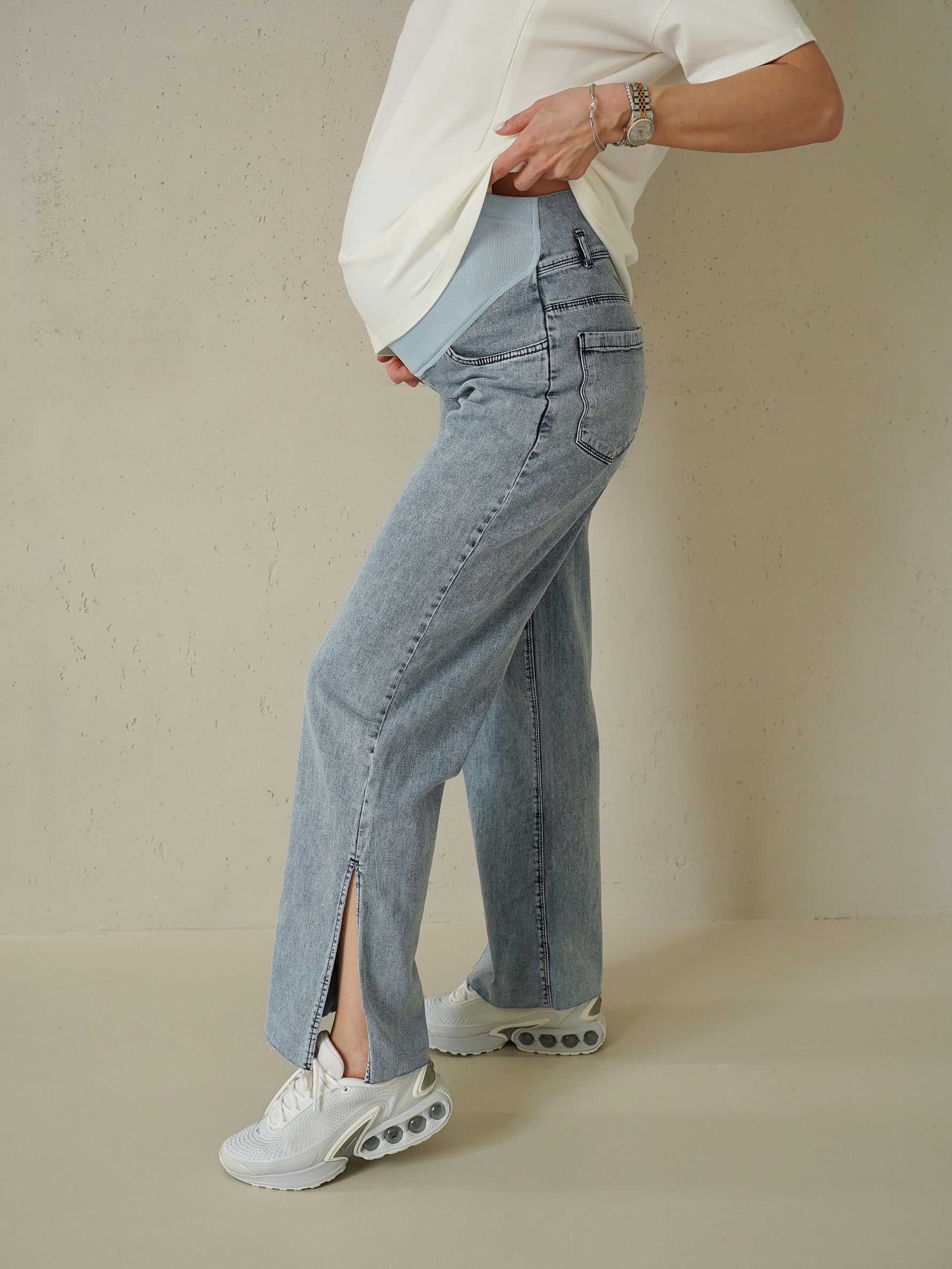 Jeans premaman denim chiaro, dettaglio spacco laterale sul fondo