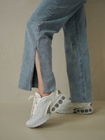 Jeans premaman denim chiaro, dettaglio spacco laterale sul fondo