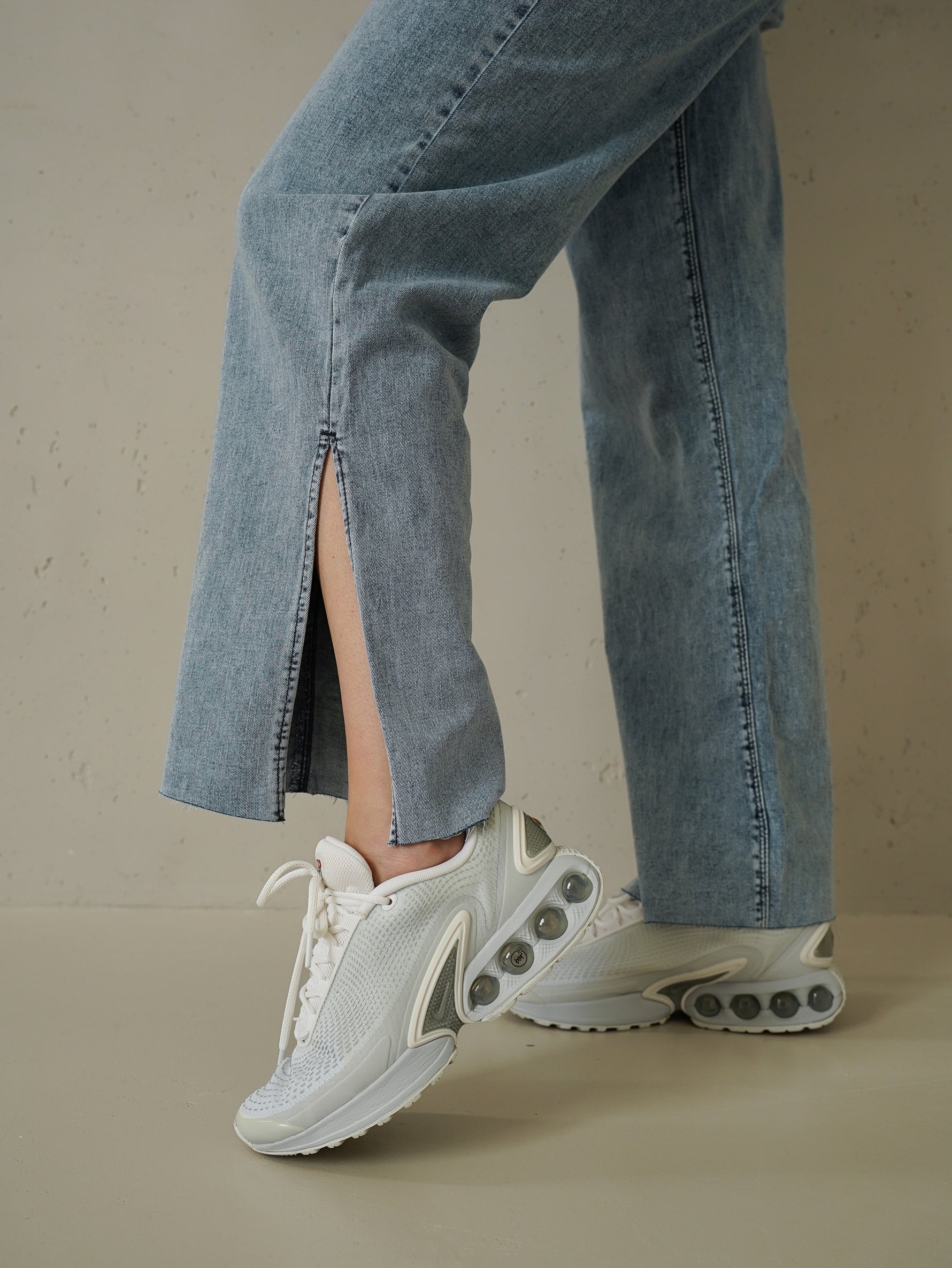 Jeans premaman denim chiaro, dettaglio spacco laterale sul fondo