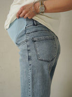 Jeans premaman denim chiaro con fascia celeste e tasca posteriore