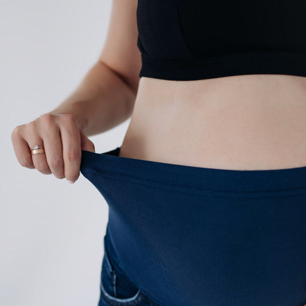 Jeans premaman blu con fascia regolabile sul davanti, vestibilità comoda e sostegno delicato ogni giorno