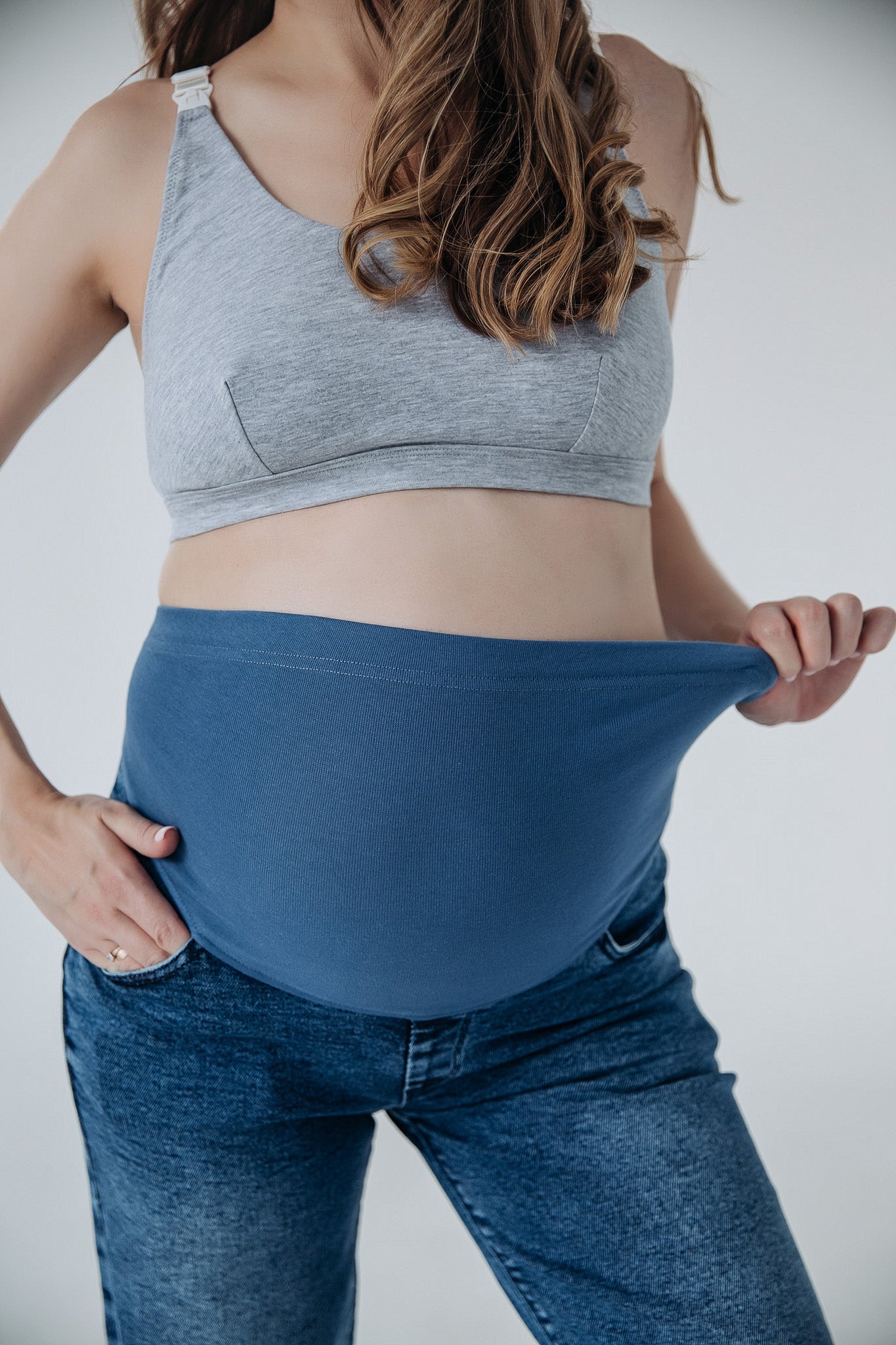 Jeans premaman blu, fascia vita alta elasticizzata che si estende per adattarsi alla pancia 