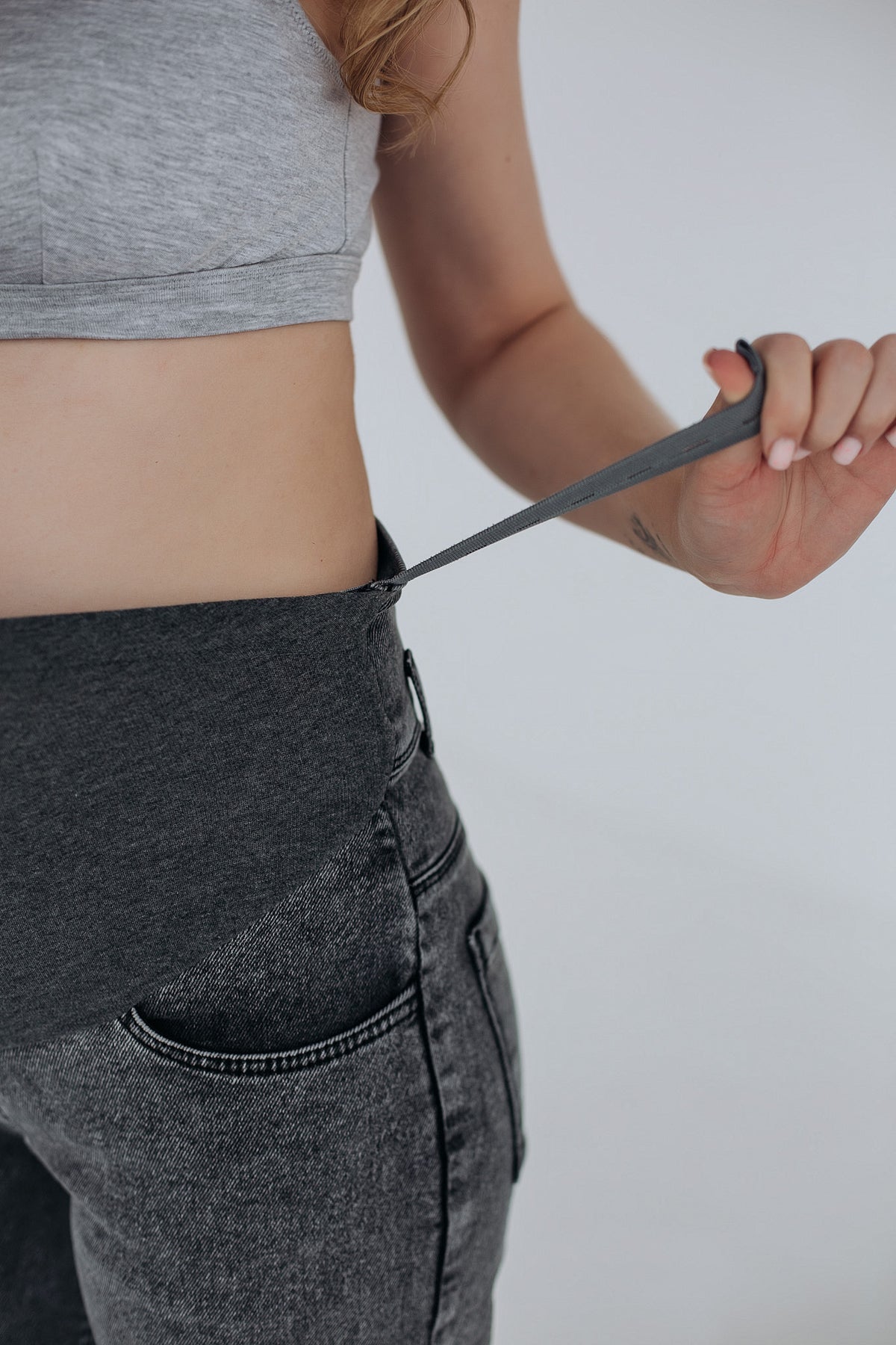 Jeans premaman grigi, cinturino regolabile per adattare la fascia alla pancia in gravidanza