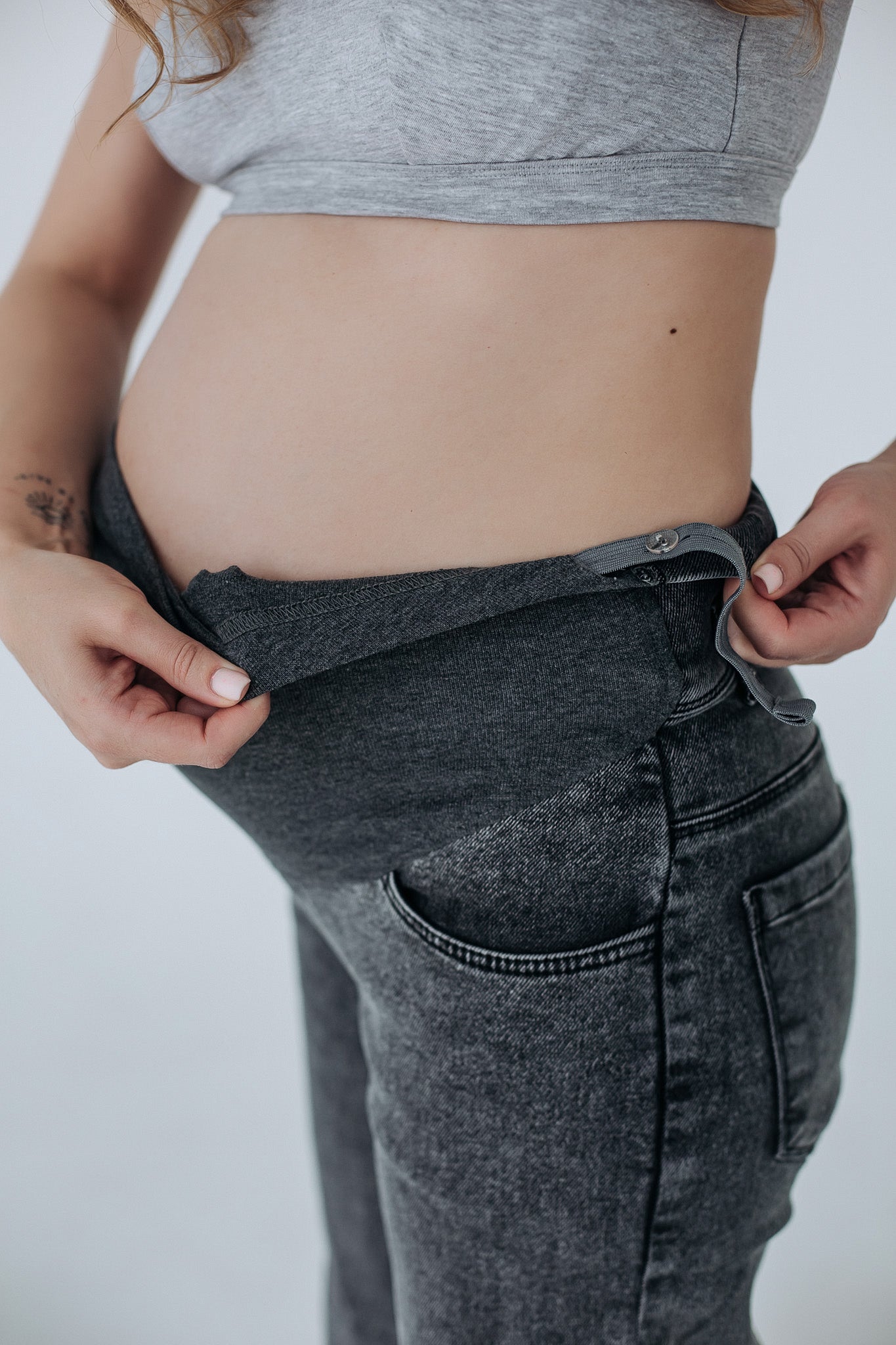 Jeans premaman grigi, dettaglio interno della fascia elasticizzata regolabile in vita