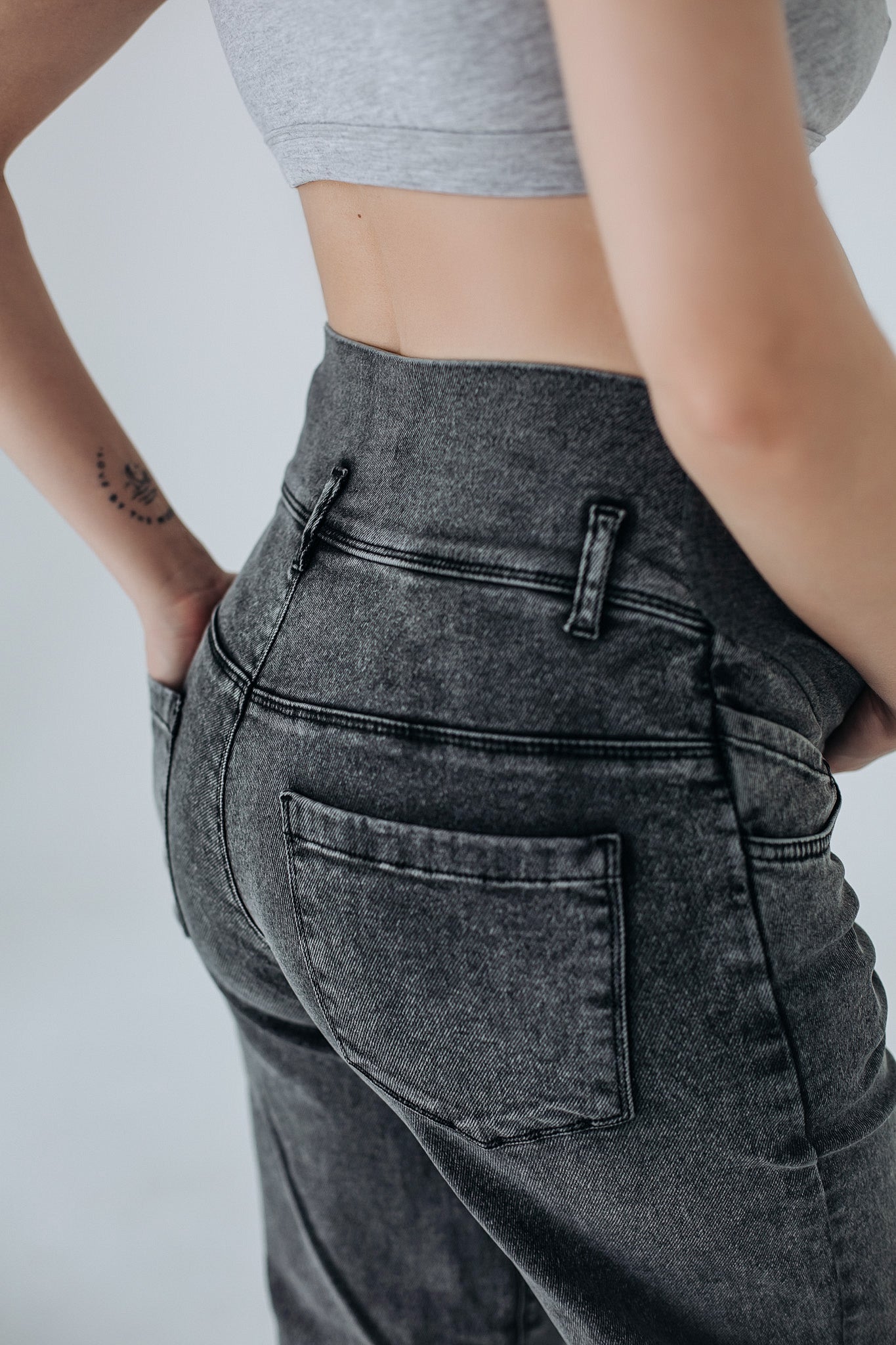 Jeans premaman grigi, schiena alta in denim con tasche per un sostegno lombare in gravidanza