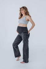 Jeans premaman grigio scuro a gamba dritta con fascia vita alta in maglia, vista laterale
