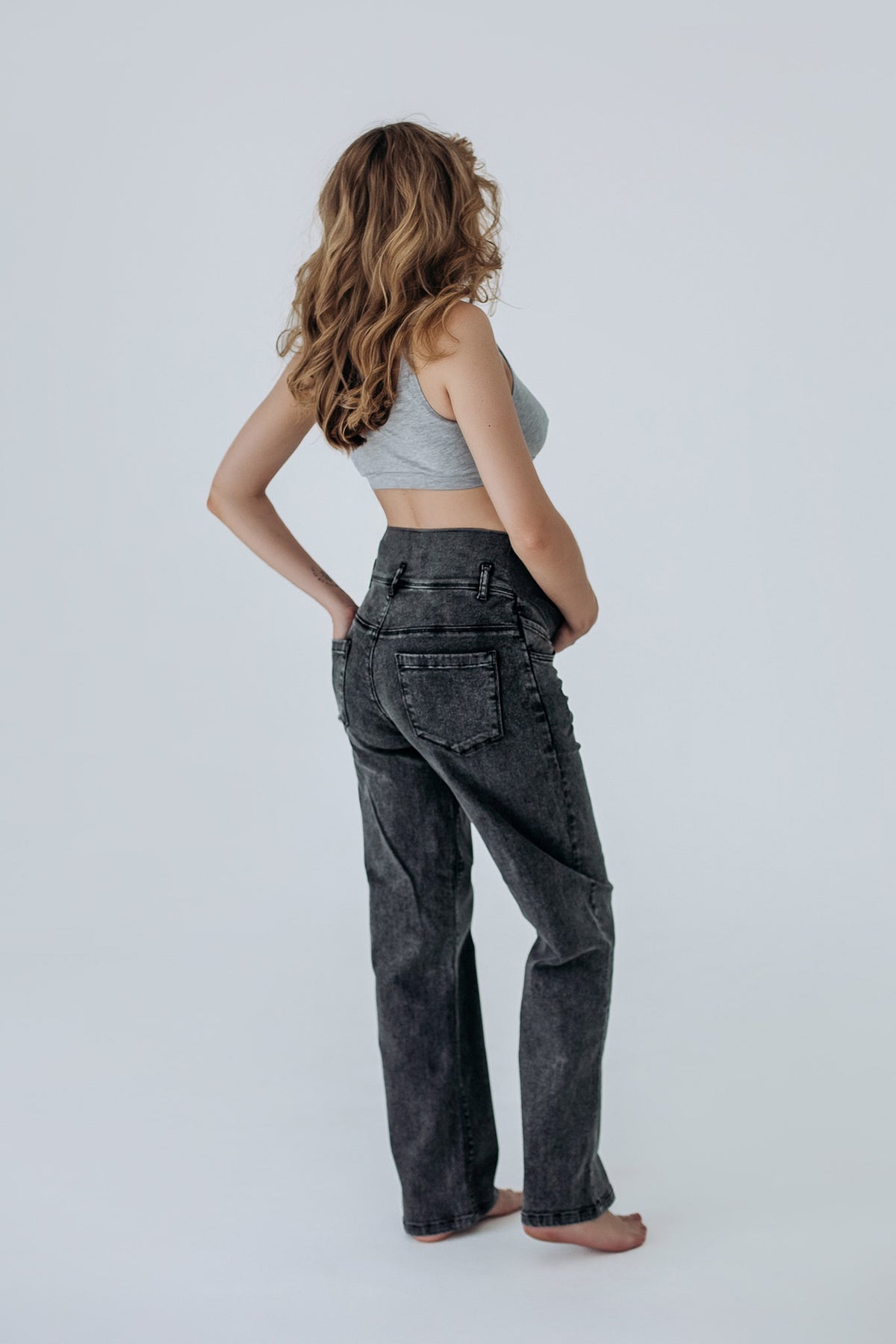 Jeans premaman grigio scuro vista posteriore, schiena alta in denim per sostegno lombare