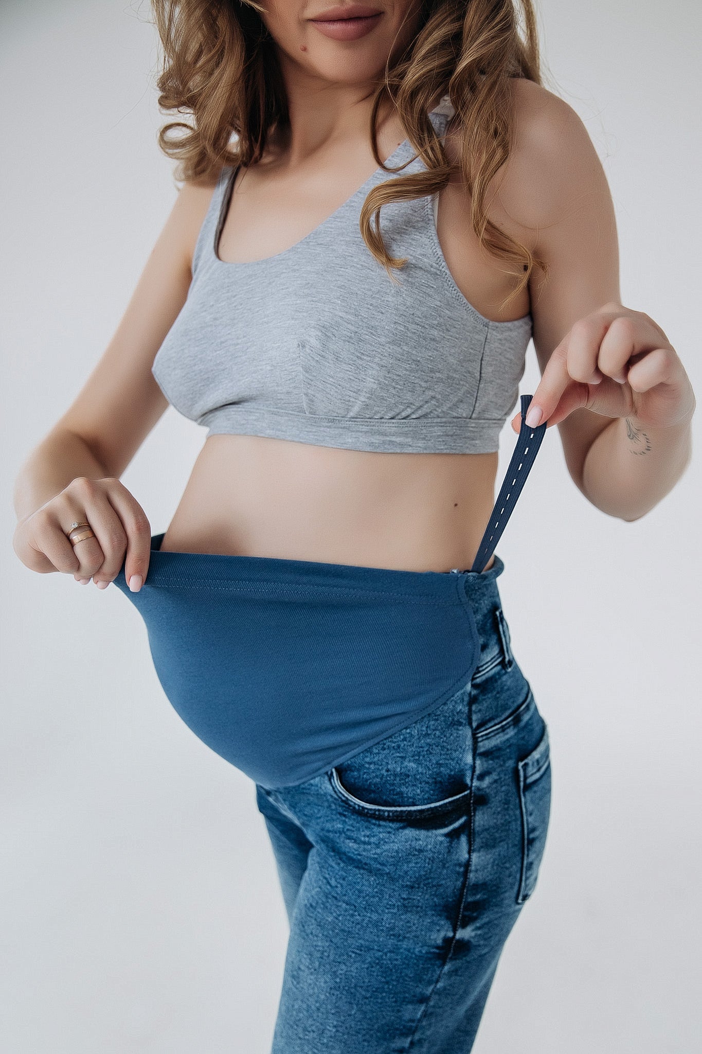 Jeans premaman blu, fascia interna regolabile per adattare la vita durante la gravidanza