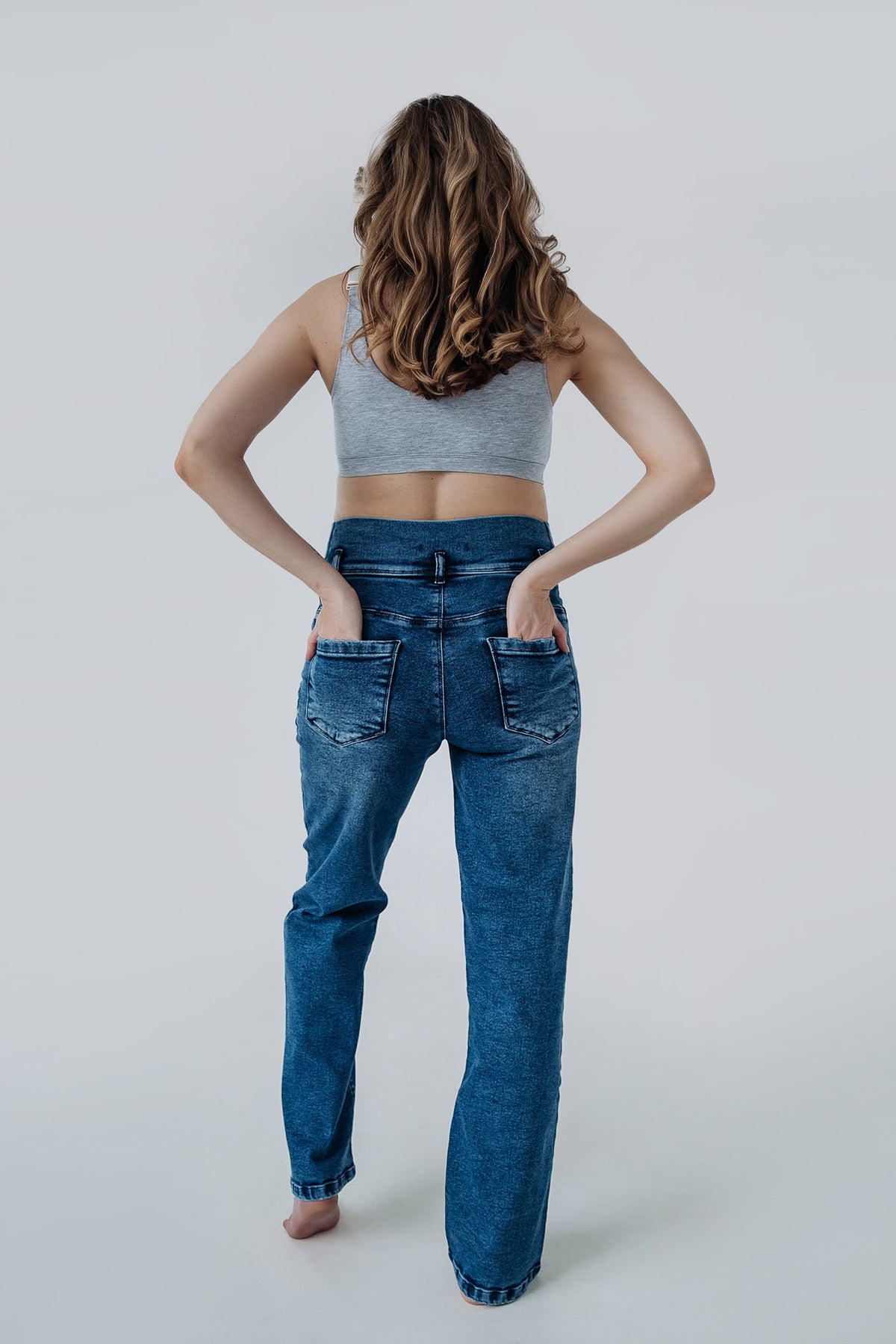 Jeans premaman blu vista posteriore, schiena alta in denim per sostegno lombare in gravidanza