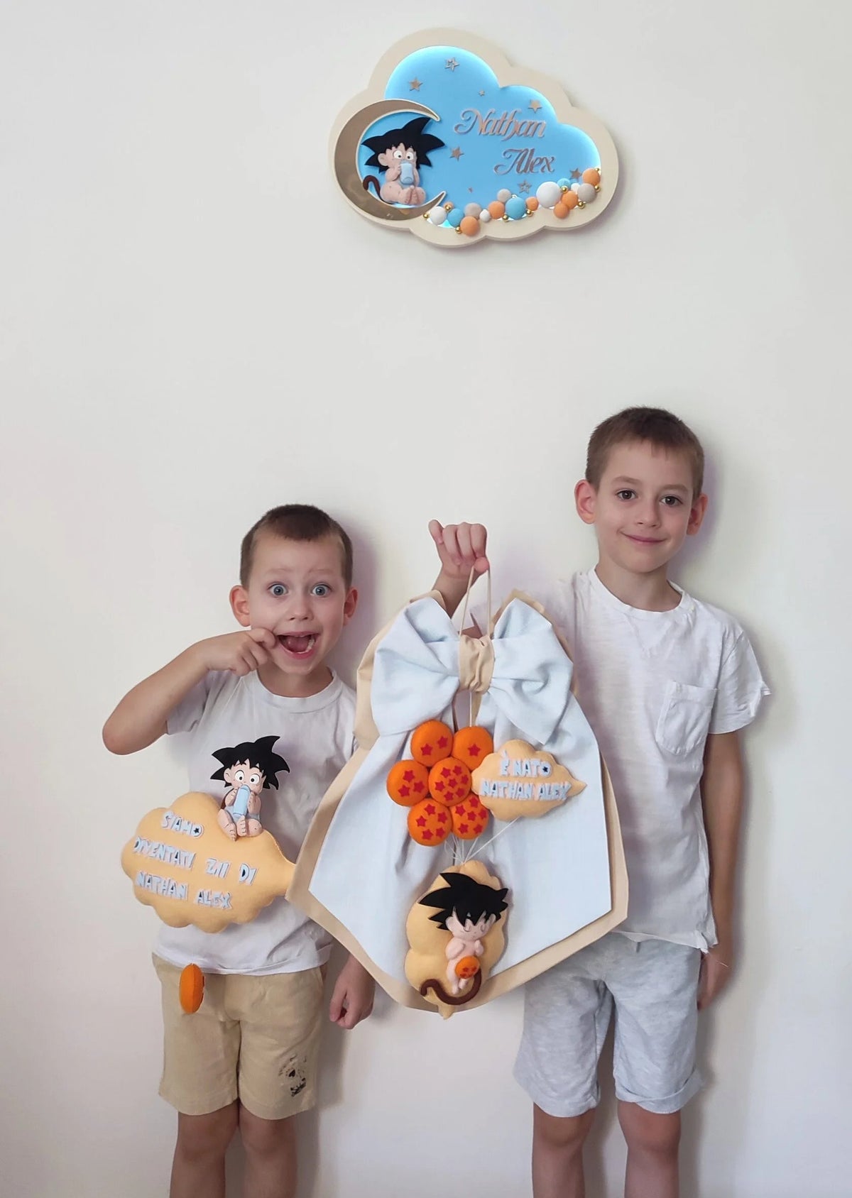 Kit nascita completo tema Dragon Ball: quadretto nuvola azzurra con Goku sul muro, fiocco nascita azzurro e biscotti decorati personalizzati con nome, artigianale