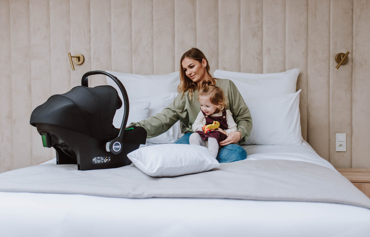 Ovetto Kunert Cosmo nero mamma con bambina sul letto lifestyle famiglia interni moderni