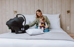 Ovetto Kunert Cosmo nero mamma con bambina sul letto lifestyle famiglia interni moderni