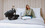 Ovetto Kunert Cosmo nero su letto con mamma lifestyle interni moderni gruppo 0+