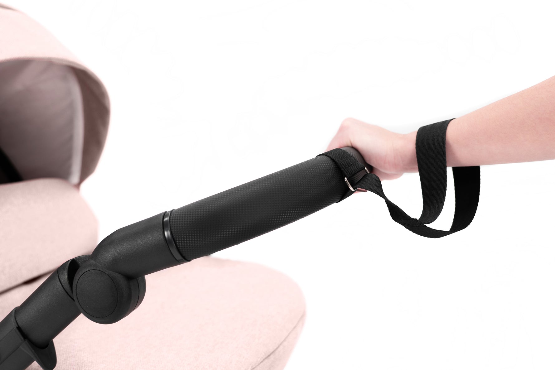 Dettaglio del laccetto di sicurezza da polso nero agganciato al maniglione in pelle del passeggino Kunert Ivento rosa.