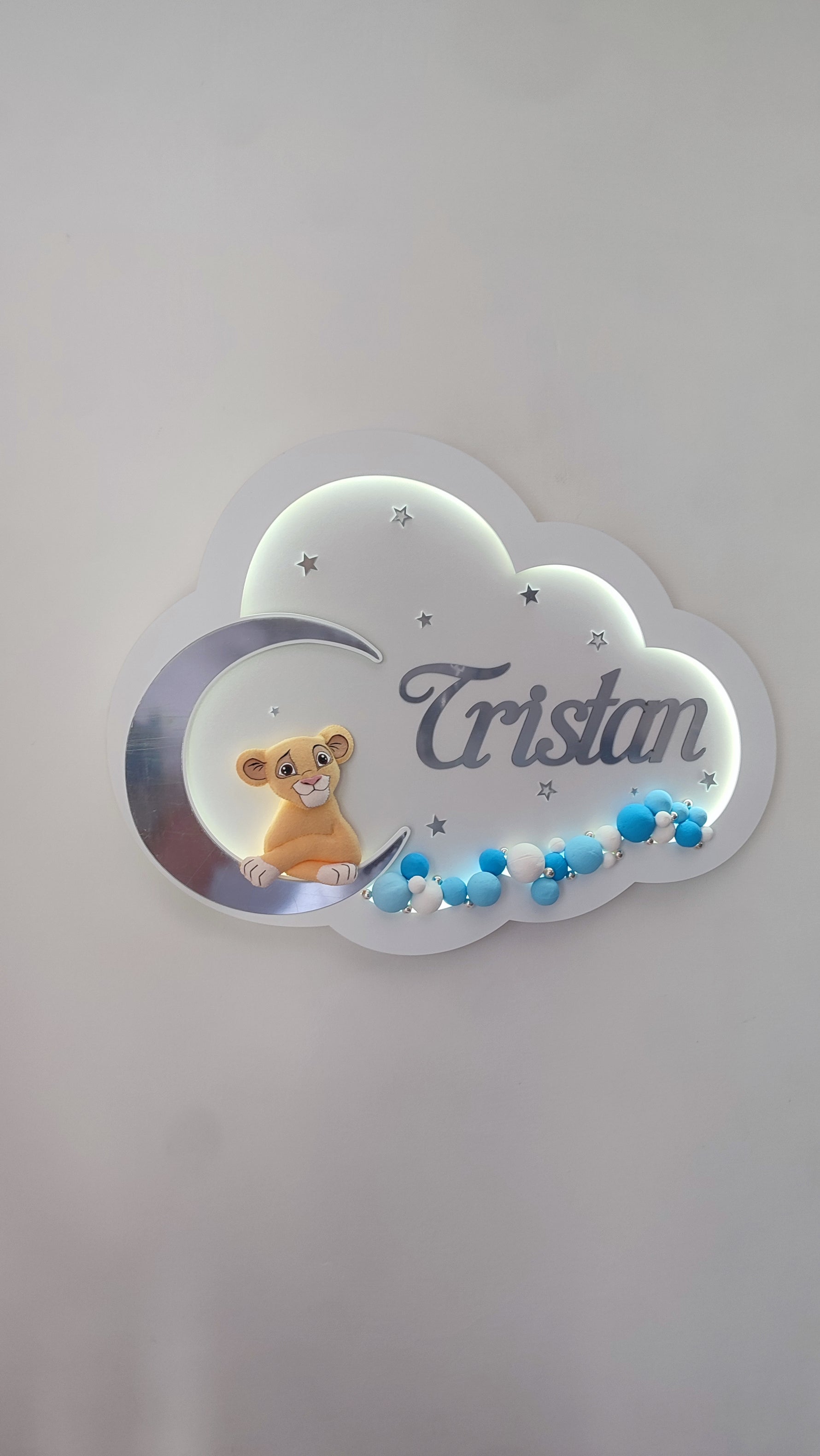 Lampada personalizzata per bambino Tristan con il Re Leone, idea regalo nascita artigianale con dettagli azzurri