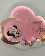 Dettaglio lampada cameretta a nuvola rosa con Minnie sulla luna oro, stelle e nomi personalizzati in lettere oro