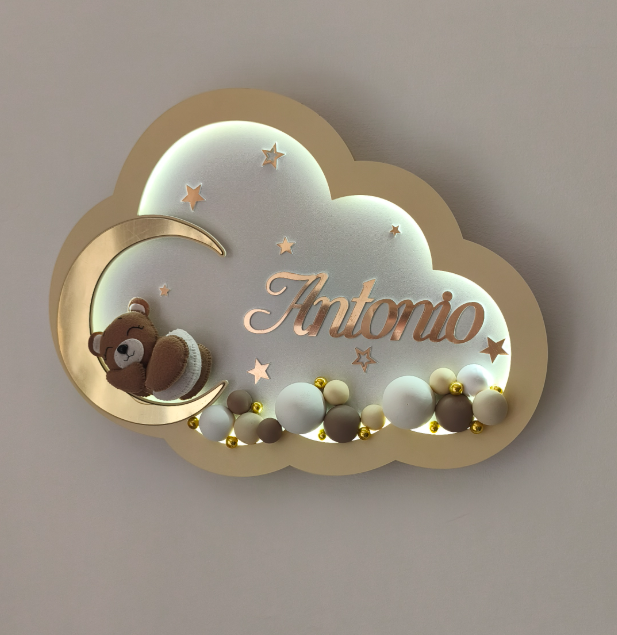 Lampada cameretta a nuvola oro con luce LED calda accesa, nome personalizzato e orsetto che dorme sulla luna