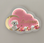 Lampada cameretta a nuvola rosa con luce LED accesa, cagnolino bianco sulla luna oro e nome in lettere oro