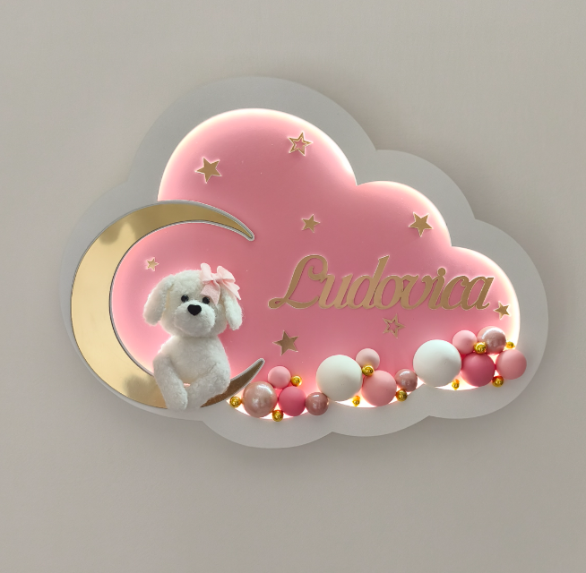 Lampada cameretta a nuvola rosa con luce LED accesa, cagnolino bianco sulla luna oro e nome in lettere oro