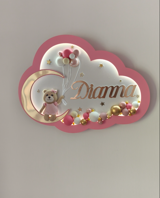 Lampada cameretta a nuvola rosa e bianca con orsetto, palloncini, palline decorative e nome in lettere oro